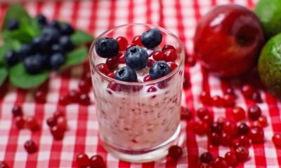 Iogurte caseiro com frutas vermelhas que fica mais gostoso que o industrial