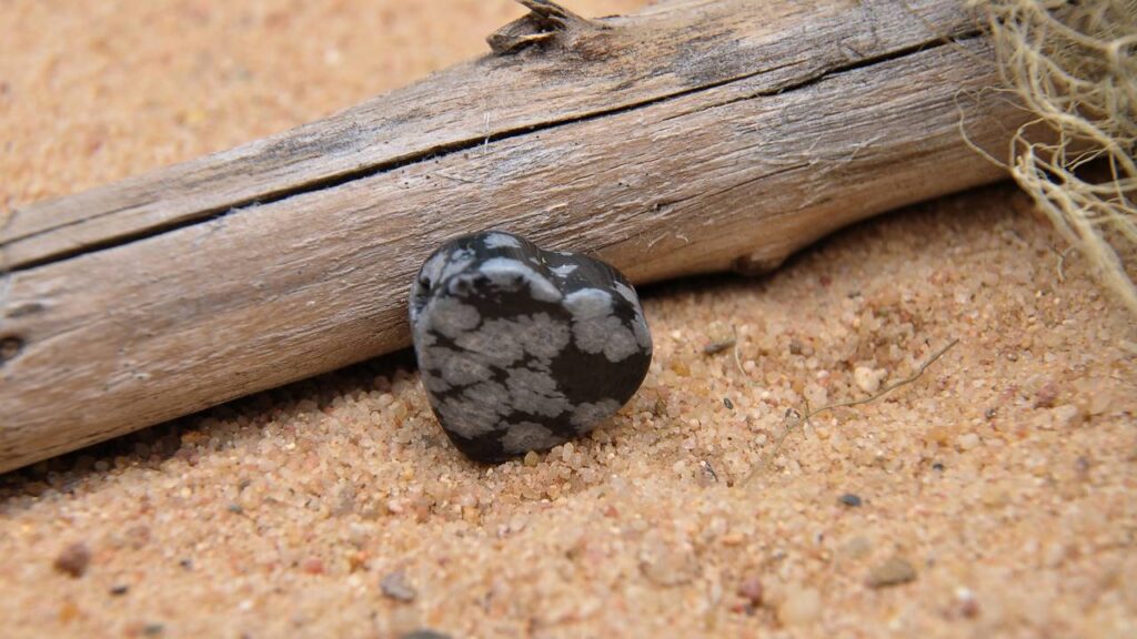 Entre adeptos do misticismo da sorte, é comum a convicção de que certos objetos e elementos, especialmente pedras, podem influenciar energias específicas, impactando positivamente ou negativamente o destino das pessoas por meio de suas propriedades simbólicas e ocultas.