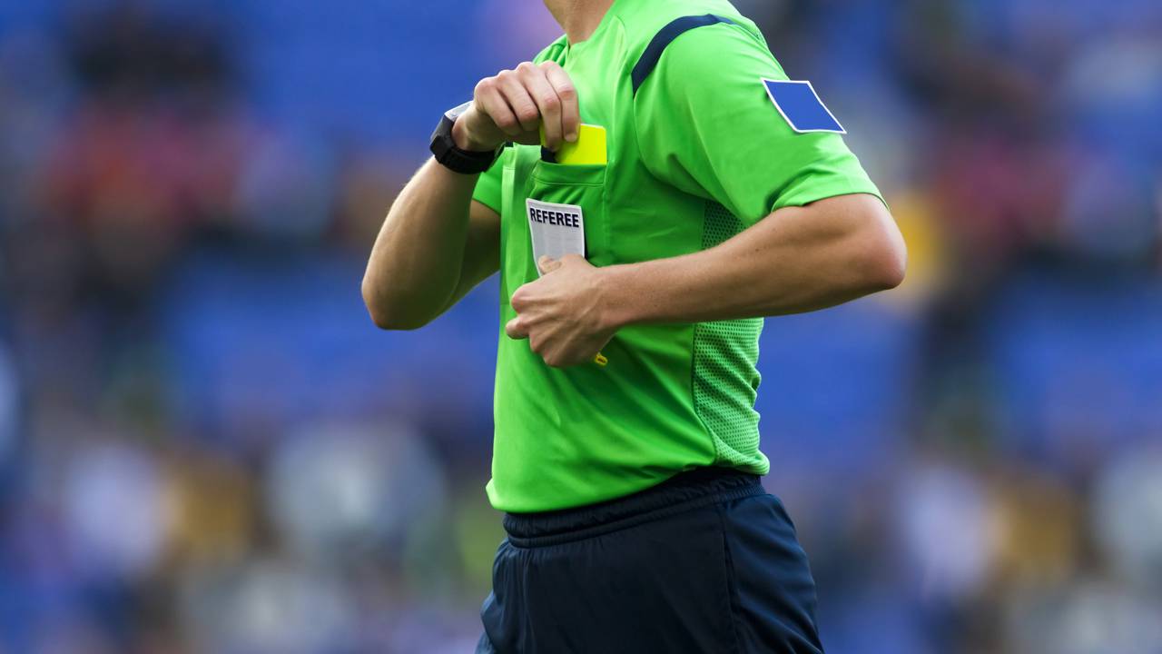 Pela primeira vez na história do futebol, um cartão roxo foi usado em uma partida da Copa do Mundo
