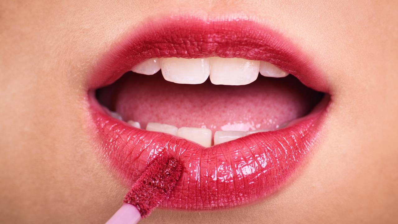 Truque fácil pra realçar os lábios e valorizar qualquer cor de batom