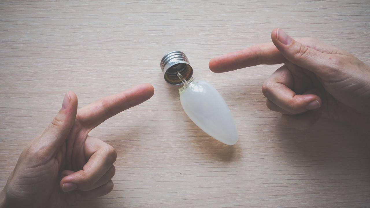 Muitas pessoas notam que sua lâmpada pisca mesmo após serem apagadas. Esse fenômeno pode causar preocupação, mas geralmente tem explicações lógicas relacionadas ao funcionamento dos sistemas elétricos e à tecnologia LED.