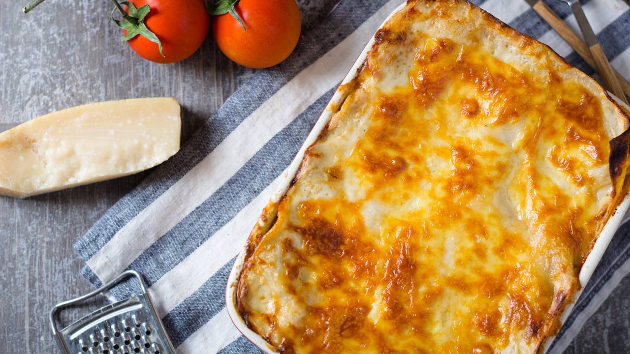 A lasanha de frango cremosa com requeijão que vai derreter corações