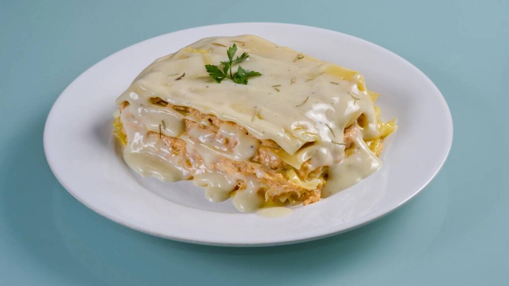 A lasanha de frango cremosa com requeijão que vai derreter corações