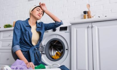 Uma lavadora de roupas com cheiro de mofo costuma indicar acúmulo de umidade e o desenvolvimento de bolor no interior do equipamento, geralmente devido à falta de ventilação e ausência de limpeza regular. O odor desagradável é um sinal de que a máquina precisa de manutenção e higienização cuidadosa para continuar preservando suas roupas e evitar problemas maiores.