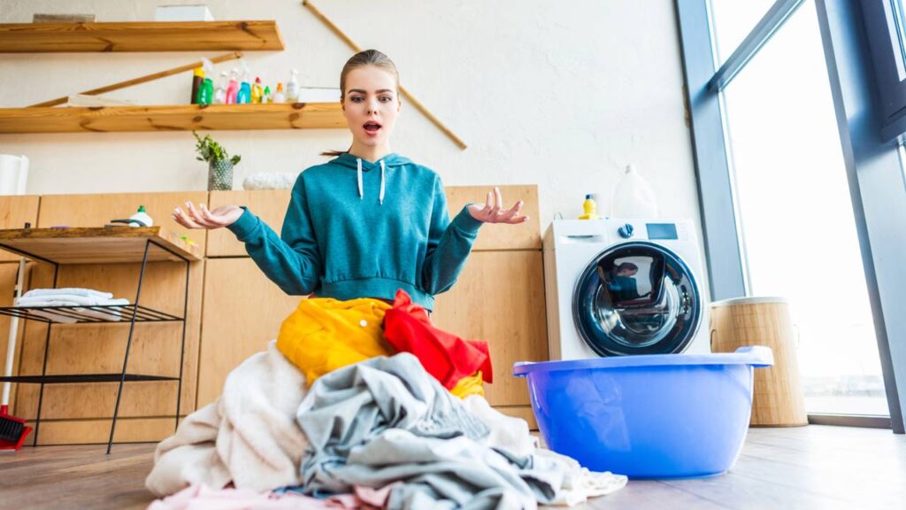 Uma lavadora de roupas com cheiro de mofo costuma indicar acúmulo de umidade e o desenvolvimento de bolor no interior do equipamento, geralmente devido à falta de ventilação e ausência de limpeza regular. O odor desagradável é um sinal de que a máquina precisa de manutenção e higienização cuidadosa para continuar preservando suas roupas e evitar problemas maiores.