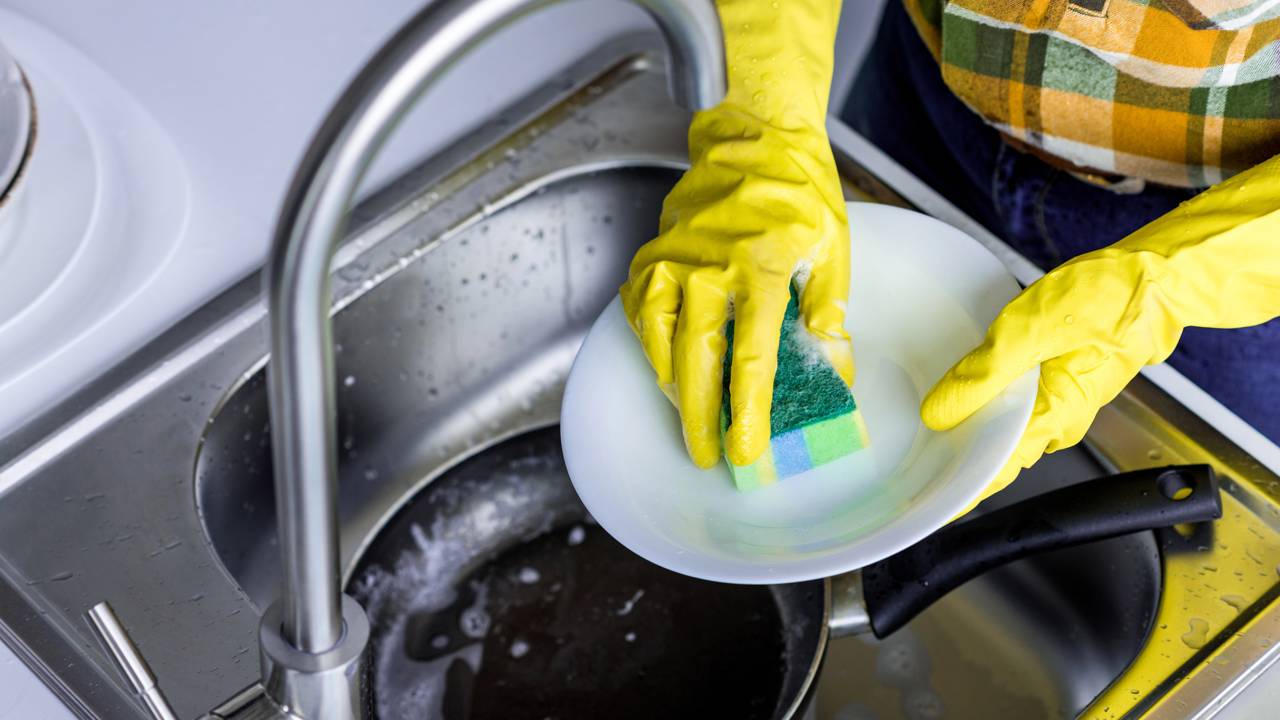 Saiba como limpar sua louça com mais eficiência, rapidez e sem estresse