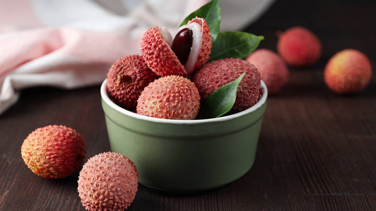 Cultivar lichia precoce em casa é uma excelente forma de experimentar essa fruta deliciosa mais cedo e com controle total sobre o cultivo