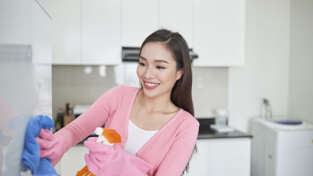 Remover manchas de superfícies de inox pode ser uma tarefa árdua, especialmente em ambientes de cozinha onde há constante contato com gordura e água