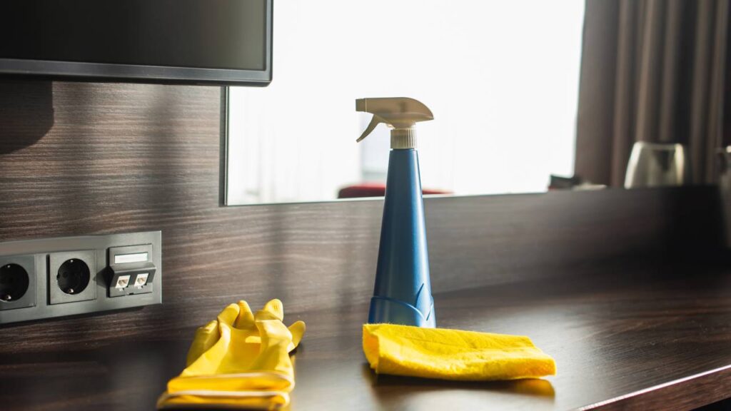 Este truque fácil limpa a tela da TV sem riscos e brilhando