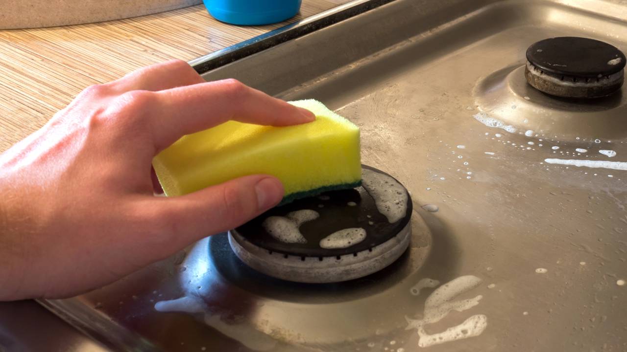 Manter o fogão limpo é essencial com essa mistura para garantir a higiene, aumentar a vida útil do aparelho e facilitar o preparo das refeições diárias. A pasta de bicarbonato e vinagre