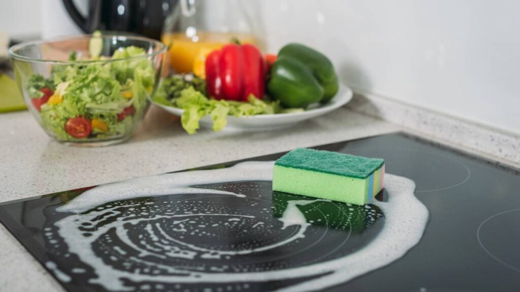 Manter o fogão limpo é essencial com essa mistura para garantir a higiene, aumentar a vida útil do aparelho e facilitar o preparo das refeições diárias. A pasta de bicarbonato e vinagre