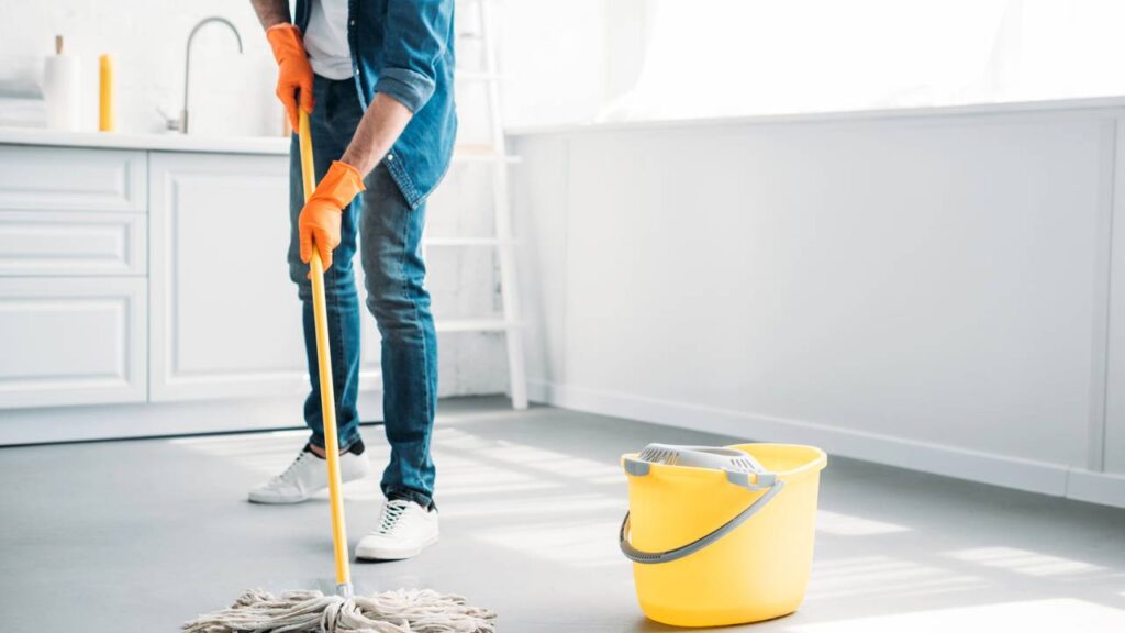 Um piso de cozinha que permanece pegajoso mesmo após a limpeza pode ser um problema comum e frustrante em muitas residências, sendo causado principalmente por resíduos de produtos de limpeza, derramamentos de alimentos ou falta de enxágue adequado.