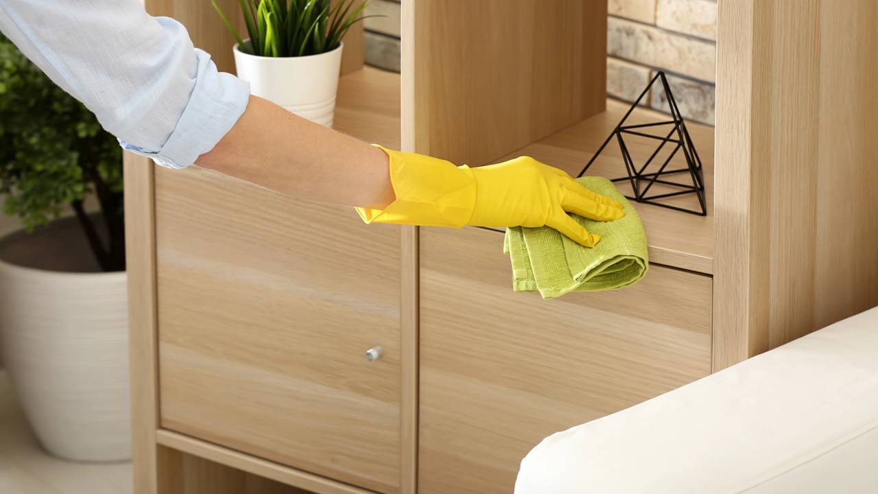 Como evitar manchas e riscos nos móveis com soluções naturais