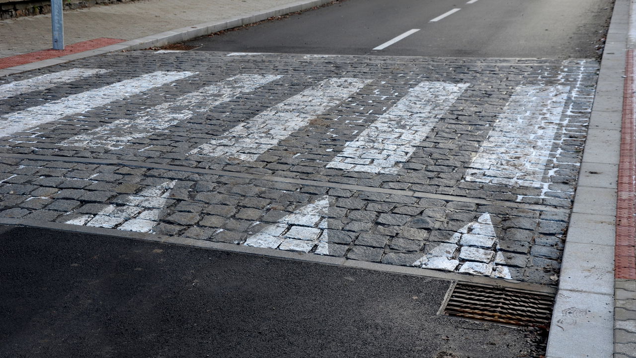 Os quebra-molas e lombadas são estruturas instaladas para reduzir a velocidade dos veículos e aumentar a segurança viária