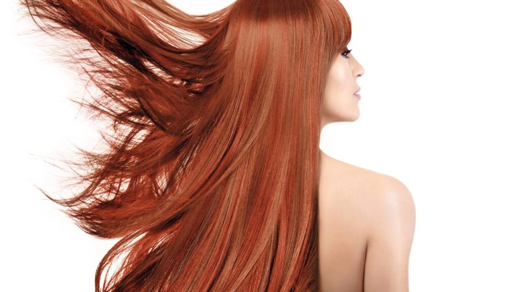 Iluminar o cabelo é uma técnica luzes cada vez mais popular, trazendo leveza e brilho ao rosto de maneira personalizada para diferentes tipos de cabelo e tons de pele