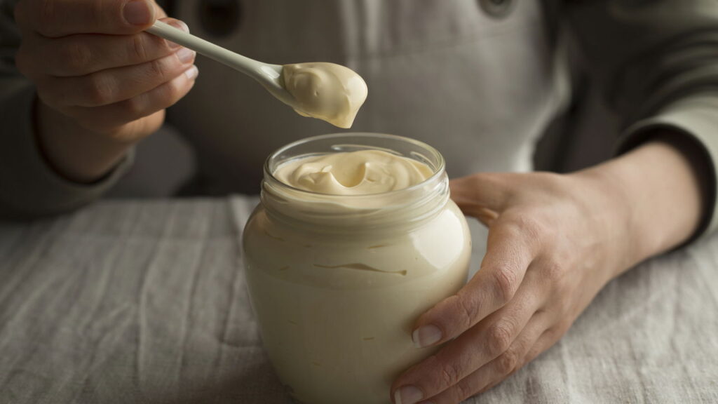 No universo dos condimentos e coberturas, a maionese destaca-se por sua incrível versatilidade e por conquistar paladares ao redor do mundo