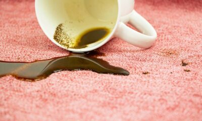 Manchas de café na toalha são um infortúnio comum no dia a dia, mas a remoção pode ser mais simples do que parece quando se utiliza os métodos certos