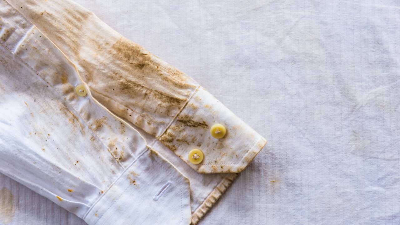 Manchas de ferrugem em roupas podem ser um verdadeiro dilema, especialmente em peças claras ou de tecidos delicados, mas há uma solução natural e eficaz: o uso de limão e sal,