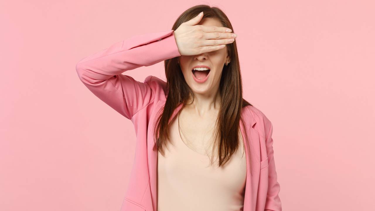 Manter o corte de cabelo atualizado é essencial para garantir uma aparência arrumada e cuidar da saúde dos fios, mesmo sem frequentar o salão frequentemente