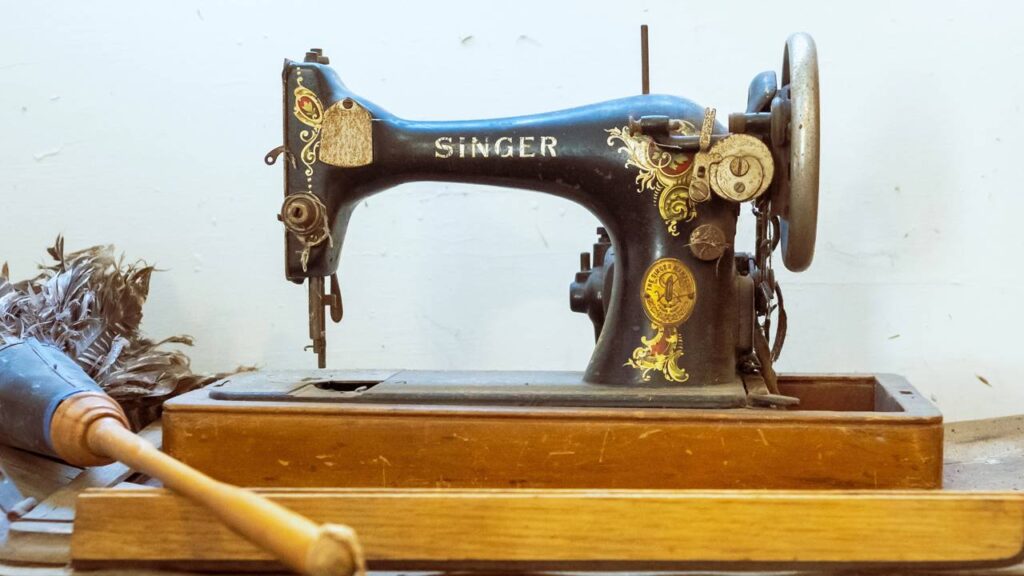 Essa máquina de costura comum nos anos 70 em muitas casas é rara e pode custar uma fortuna