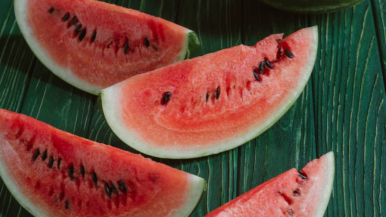 Veja como cultivar melancia com pouco espaço e colher frutas saborosas