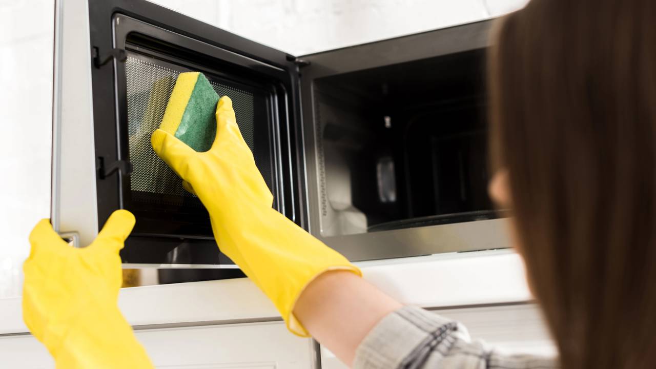 Mistura simples com limão deixa o micro-ondas limpo em poucos minutos