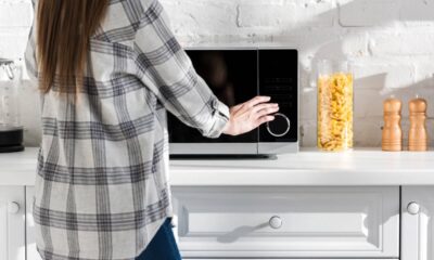 Os micro-ondas são eletrodomésticos comuns nas cozinhas e muito utilizados para aquecer alimentos de forma prática e rápida. Entretanto, alguns usuários podem se deparar com um problema frequente: o equipamento desligar sozinho durante o funcionamento, o que pode ter diversas causas e requer atenção para garantir o funcionamento correto do aparelho.