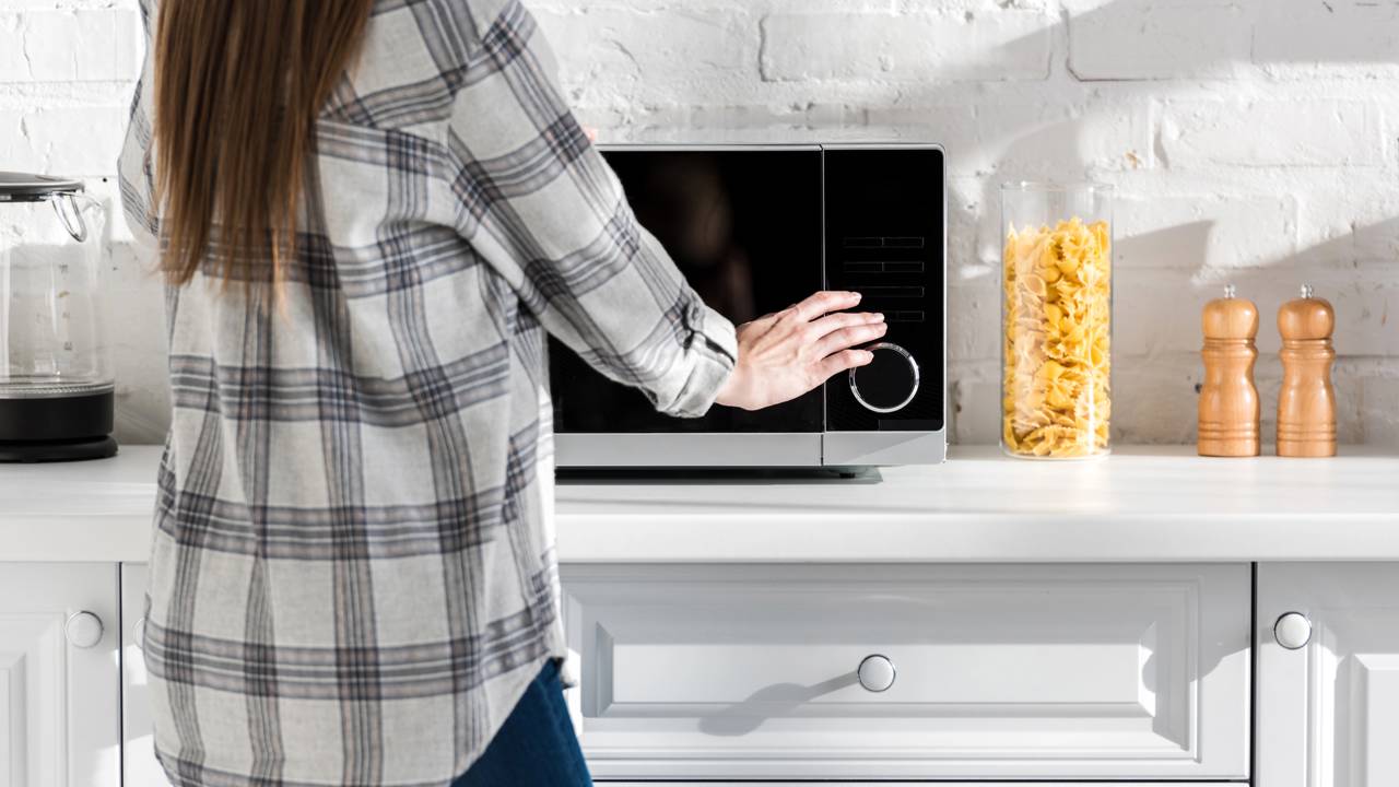 Os micro-ondas são eletrodomésticos comuns nas cozinhas e muito utilizados para aquecer alimentos de forma prática e rápida. Entretanto, alguns usuários podem se deparar com um problema frequente: o equipamento desligar sozinho durante o funcionamento, o que pode ter diversas causas e requer atenção para garantir o funcionamento correto do aparelho.