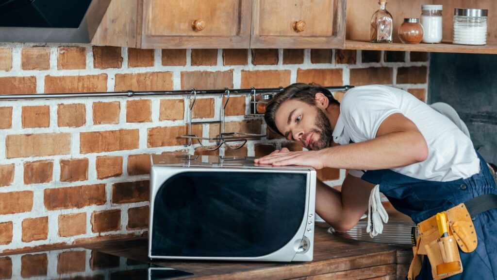 Os micro-ondas são eletrodomésticos comuns nas cozinhas e muito utilizados para aquecer alimentos de forma prática e rápida. Entretanto, alguns usuários podem se deparar com um problema frequente: o equipamento desligar sozinho durante o funcionamento, o que pode ter diversas causas e requer atenção para garantir o funcionamento correto do aparelho.