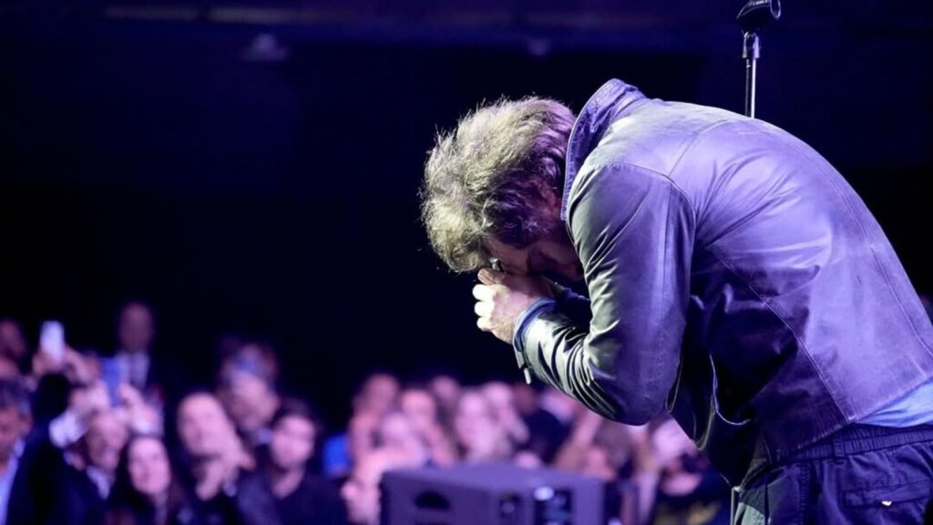 Javier Milei canta em evento de lançamento de seu livro em Buenos Aires