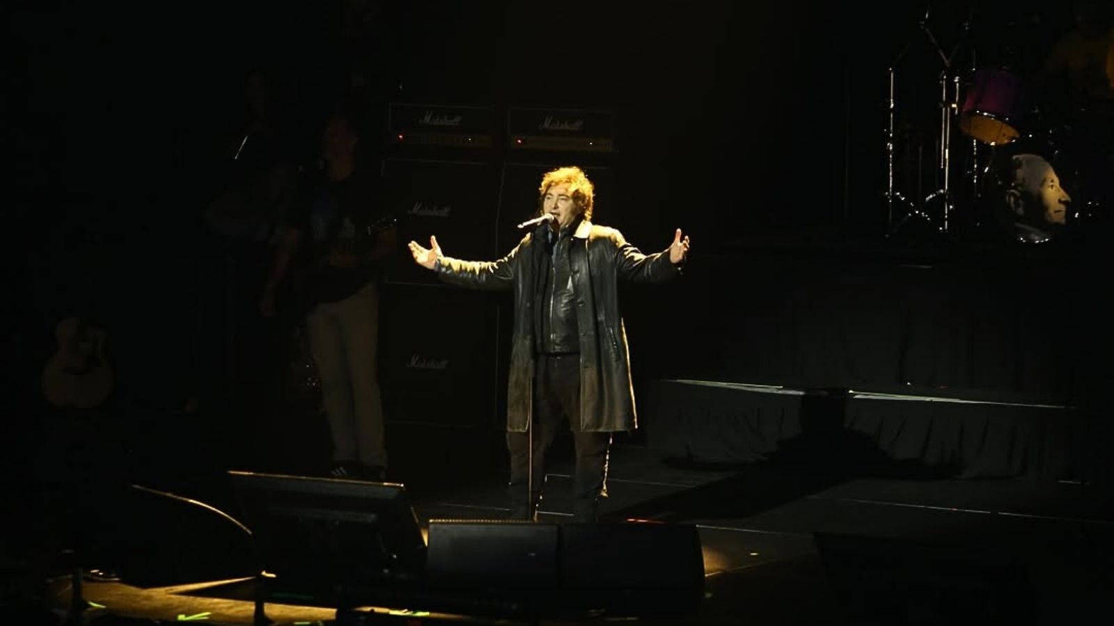 Javier Milei canta em evento de lançamento de seu livro em Buenos Aires