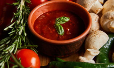 O termo molho é amplamente utilizado na culinária mundial, e sua relevância vai muito além de simples acompanhamentos