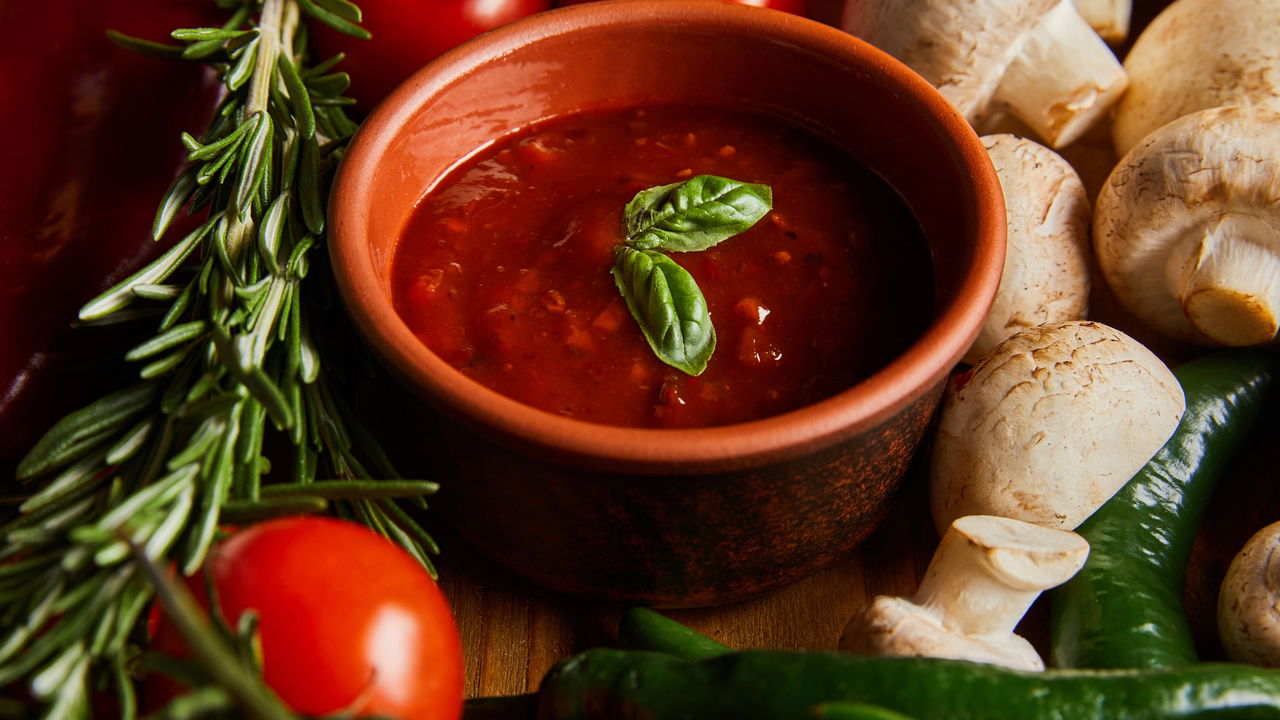 O termo molho é amplamente utilizado na culinária mundial, e sua relevância vai muito além de simples acompanhamentos