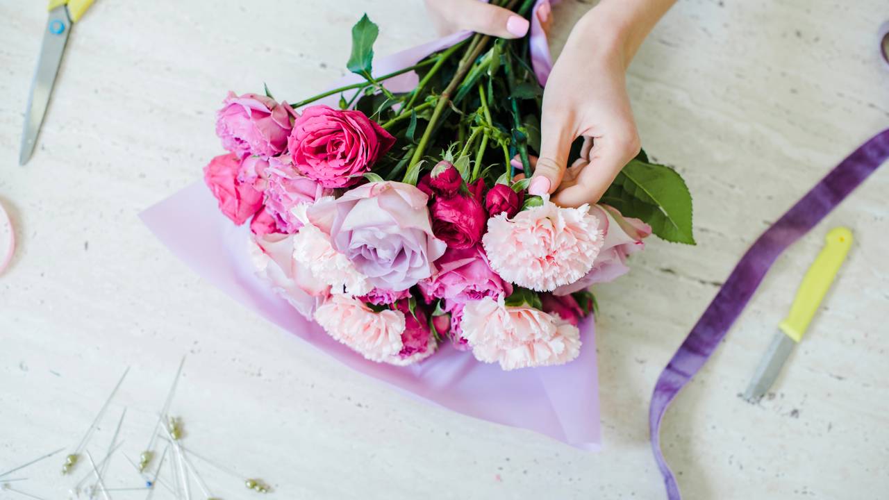 Como montar um arranjo simples que parece de floricultura