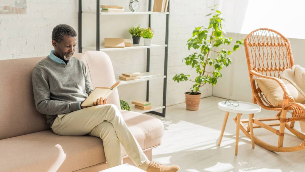 Coloquei móveis com bordas arredondadas e a sensação de relaxamento na sala