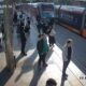 Mulher é salva “por um triz” de ser atropelada por trem na Turquia; vídeo impressiona