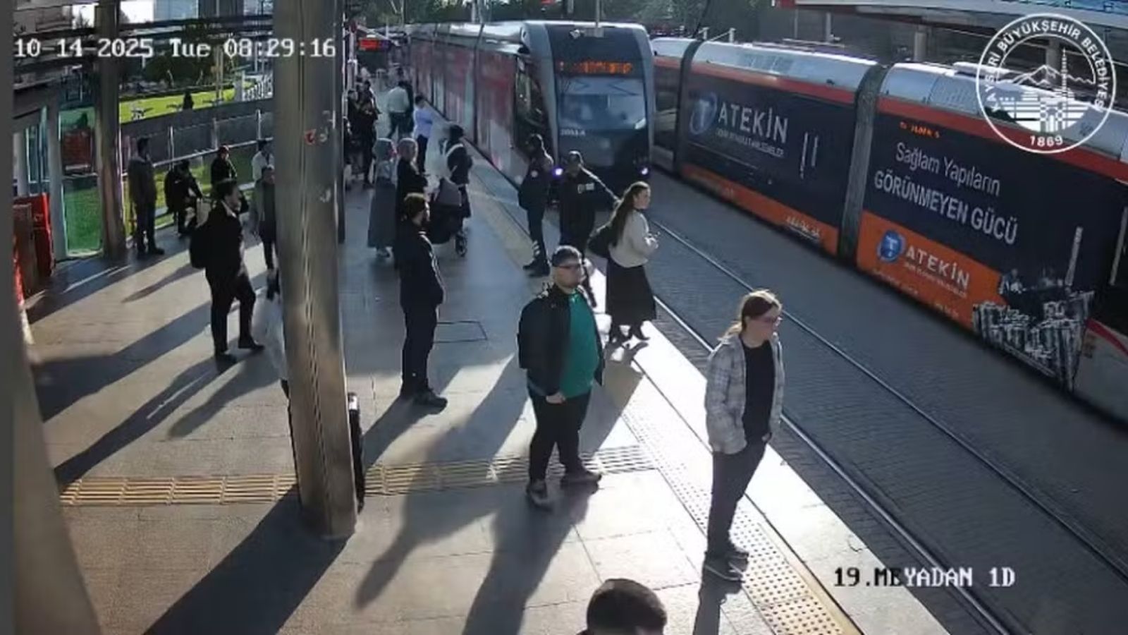 Mulher é salva “por um triz” de ser atropelada por trem na Turquia; vídeo impressiona