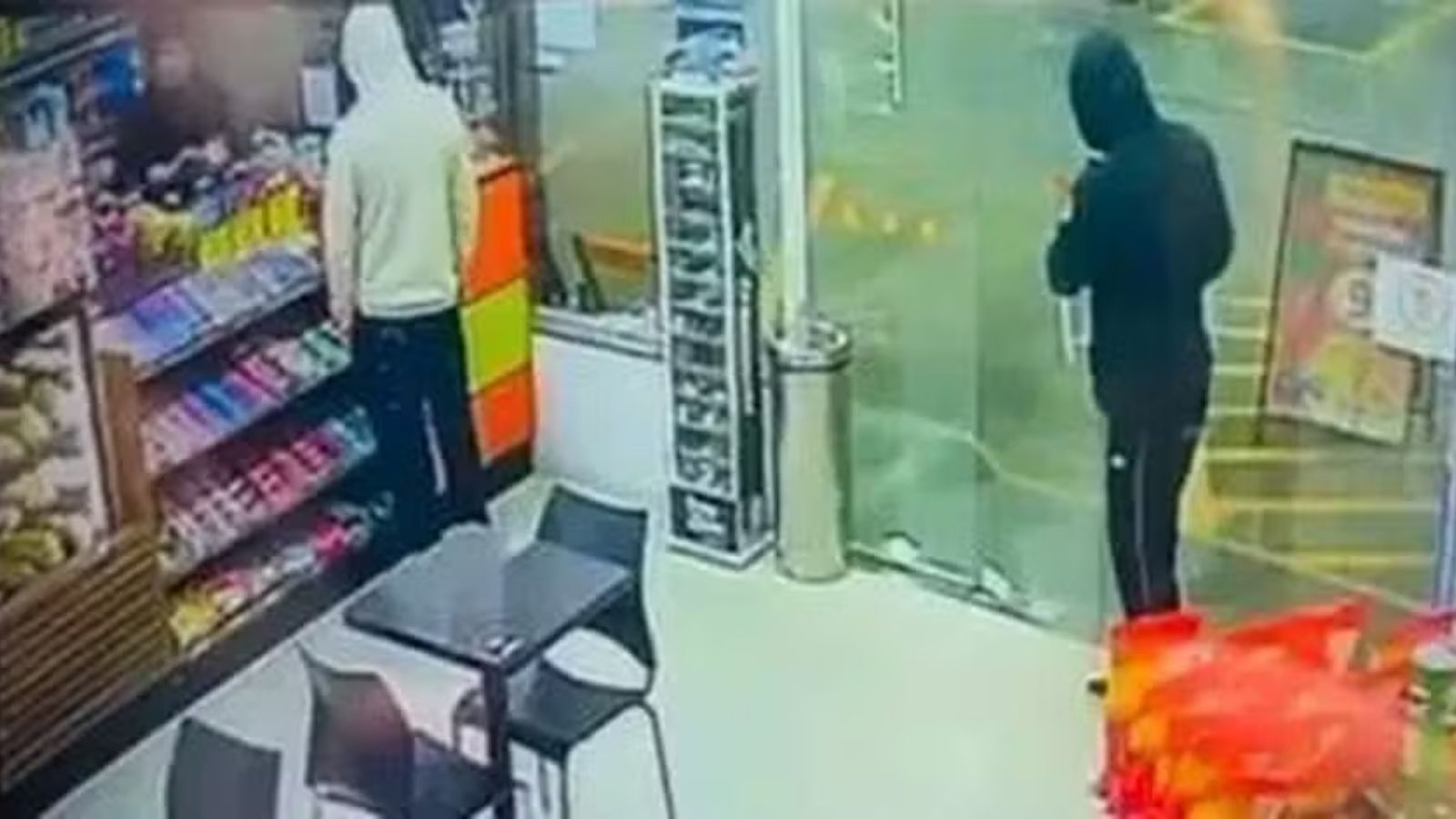 Família é feita refém em assalto e mulher é estuprada na frente do marido