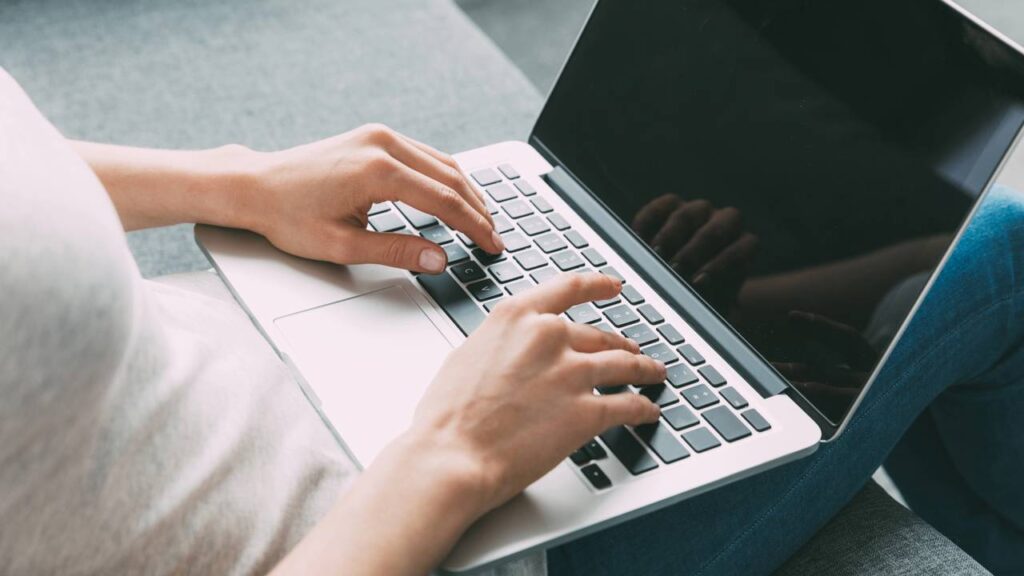 Cinco formas gratuitas de deixar seu notebook mais rápido em 2025
