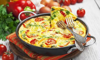 Omelete de legumes saudável e feita em uma frigideira só