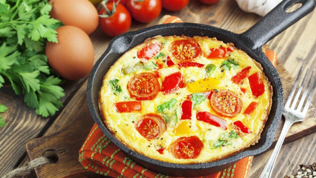 Omelete de legumes saudável e feita em uma frigideira só
