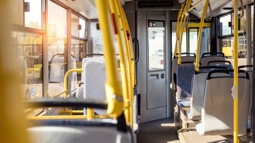 A palavra "ônibus" tem origem no termo latino "omnibus", que significa "para todos", sendo adotada em diversos países para um veículo que transporta várias pessoas por trajetos pré-definidos. No Brasil, esse nome popularizou-se em diferentes regiões, enquanto o termo "coletivo", habitual em Minas Gerais, enfatiza o caráter compartilhado e comunitário do transporte, representando também um espaço de socialização.