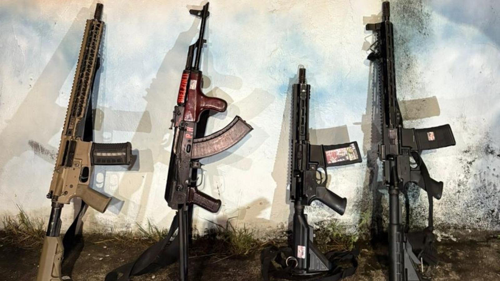 Quatro fuzis apreendidos pela PM em operação no Morro do Juramento.