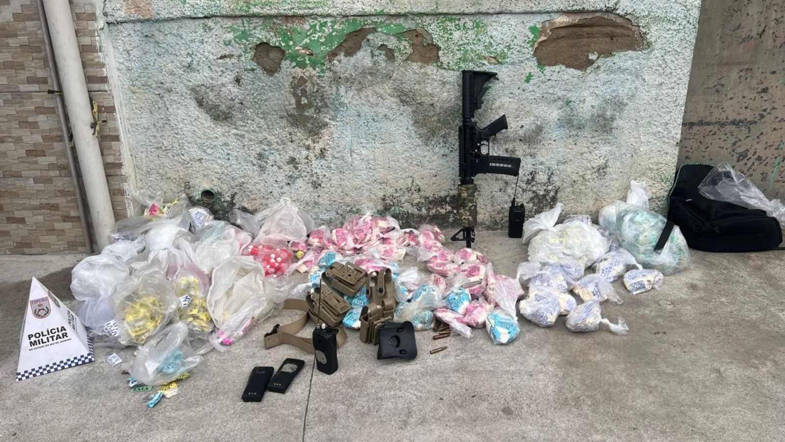 Policiais do 14º BPM realizam operação contra o tráfico na Vila Vintém