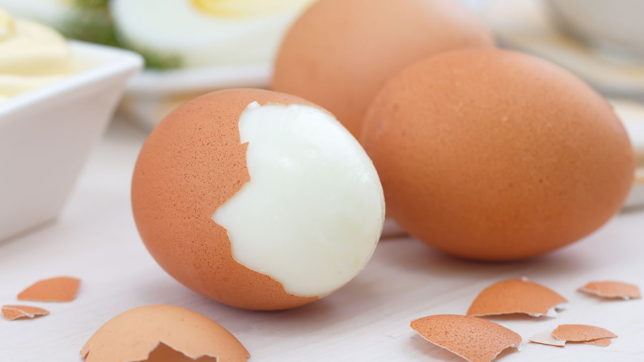 Colocar ovos quentes na geladeira pode parecer uma solução rápida para resfriar alimentos, mas pode acarretar consequências indesejadas tanto em segurança quanto em sabor