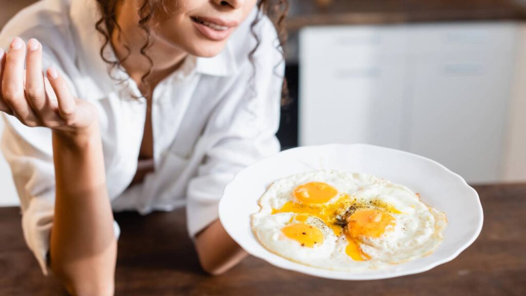 Ovos fritos sem óleo e com apenas 30 segundos no micro-ondas! Até as crianças conseguem fazer
