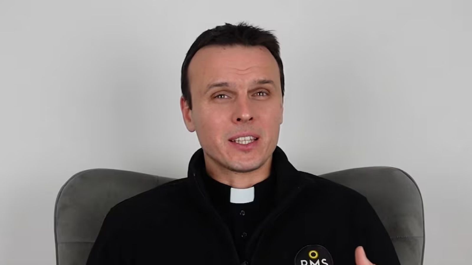 Um padre polonês tomou uma decisão inusitada que surpreendeu fiéis e dividiu opiniões dentro da Igreja
