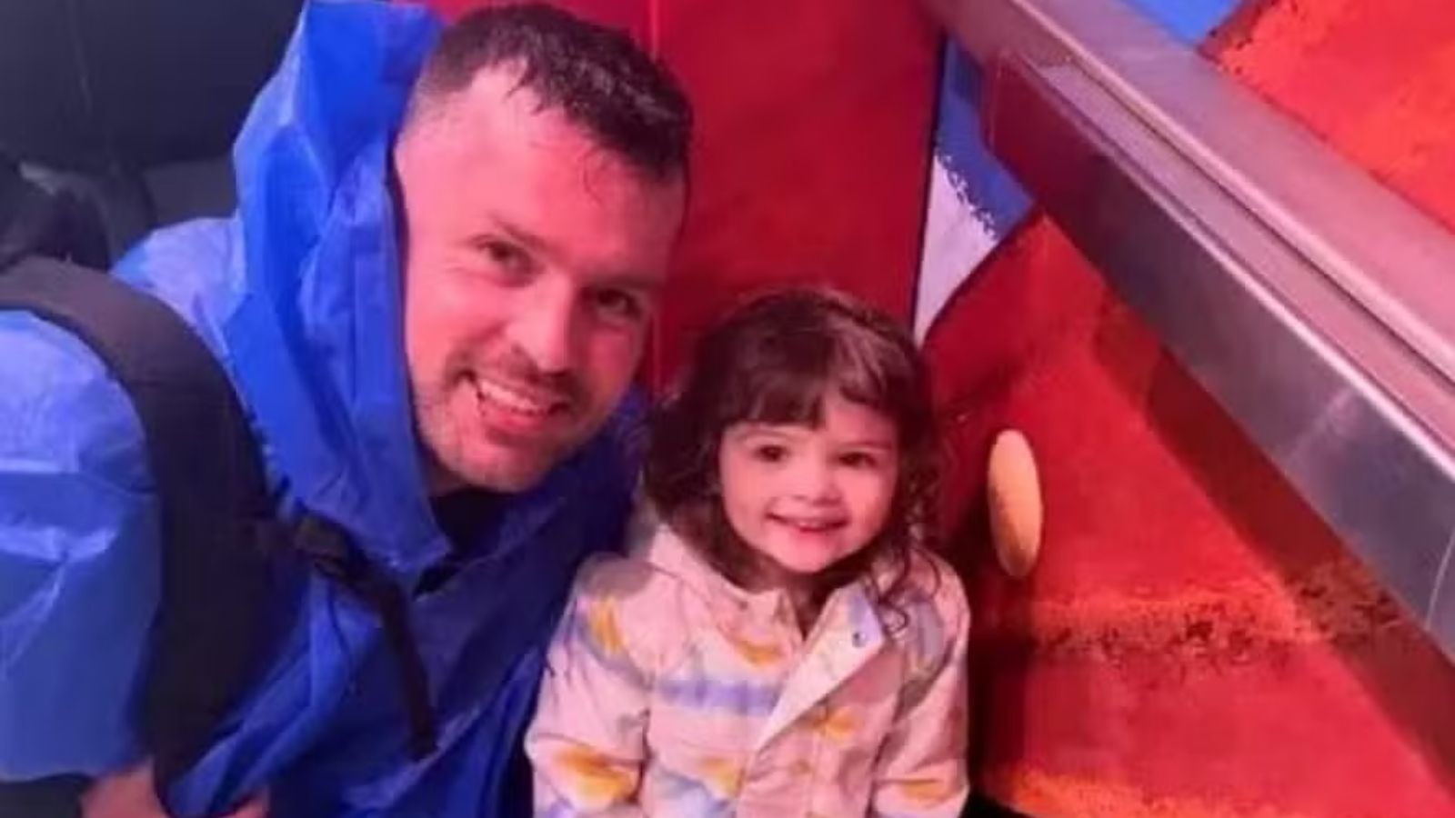 Criança morre presa em carro enquanto pai bebia, jogava videogame e assistia a pornô em casa