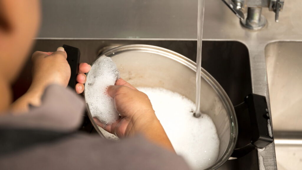 Você já se perguntou o que pode ocorrer ao utilizar cloro em panela de inox