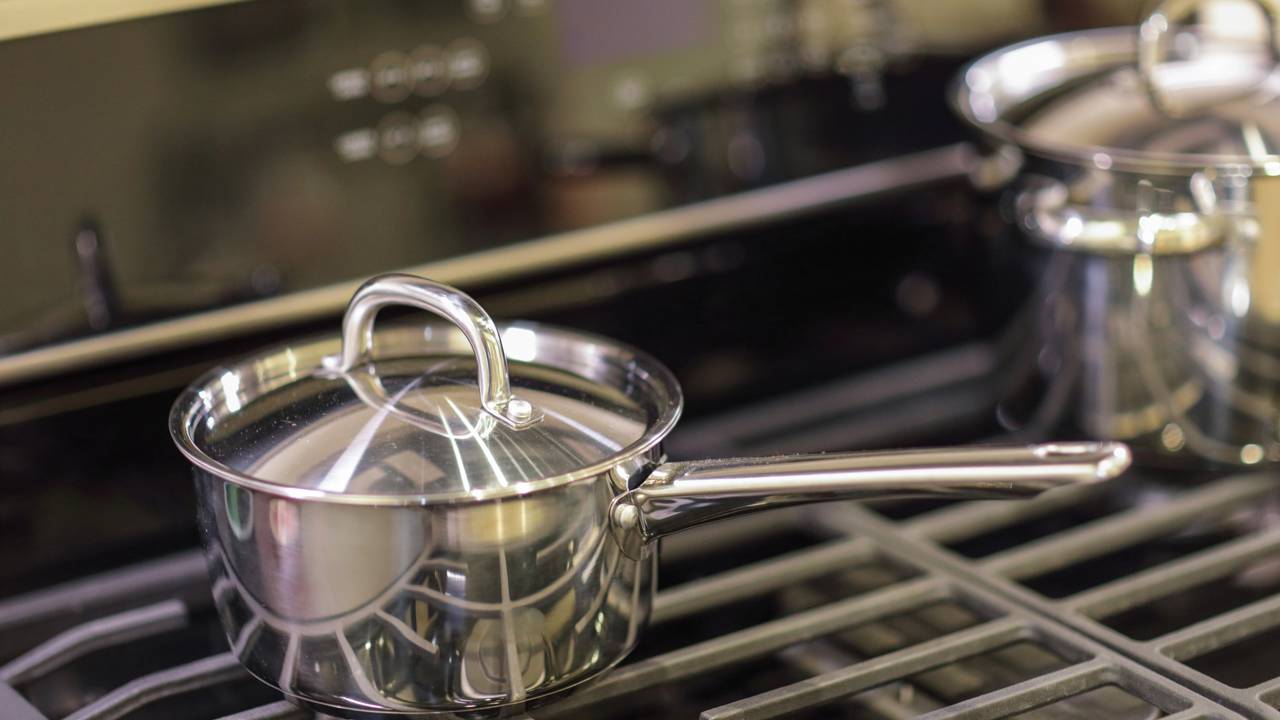 O inox é muito valorizado por sua durabilidade e brilho moderno, sendo um dos materiais preferidos em cozinhas e áreas gourmet